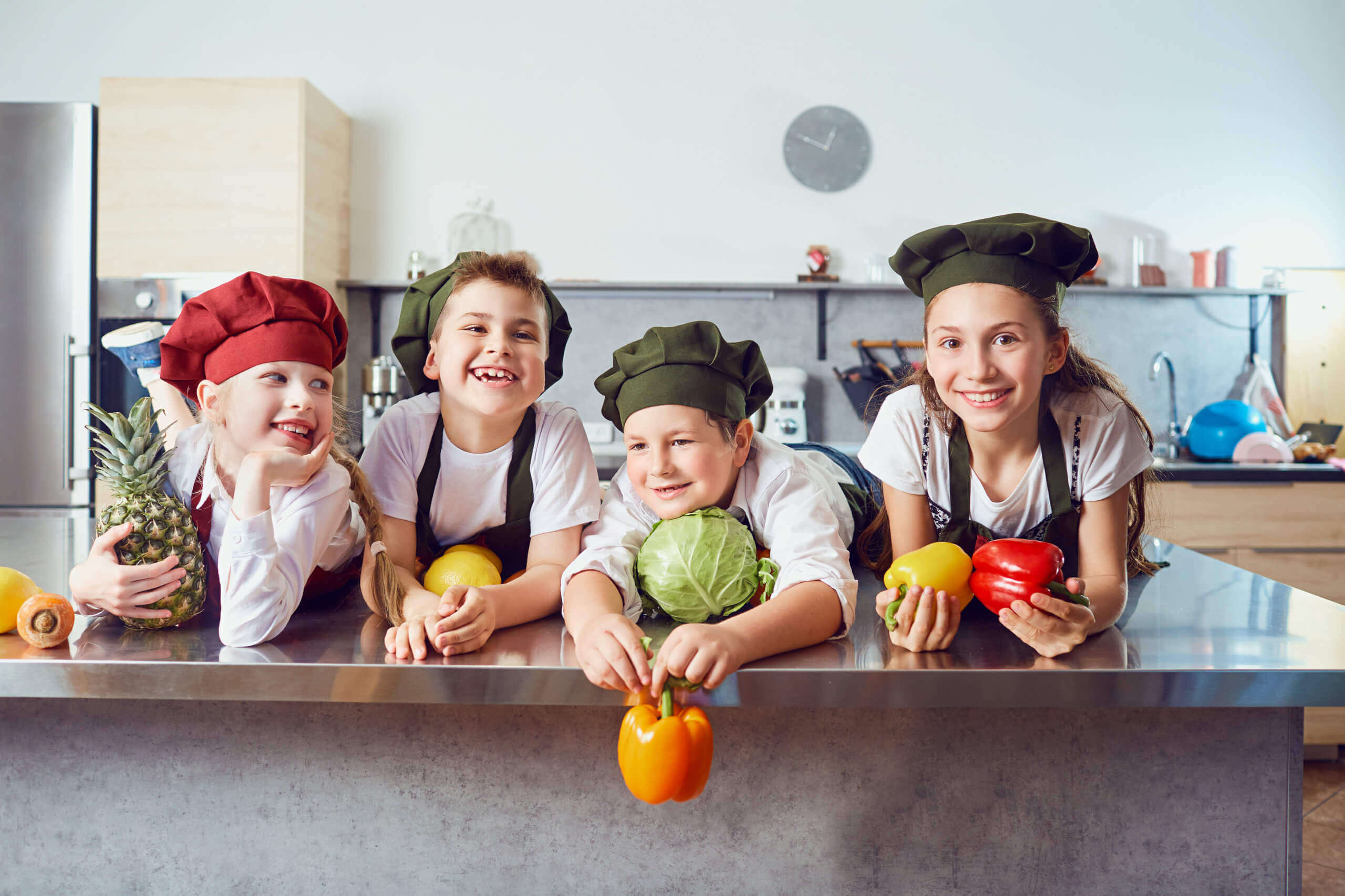 Kinder mit Obst und Gemüse