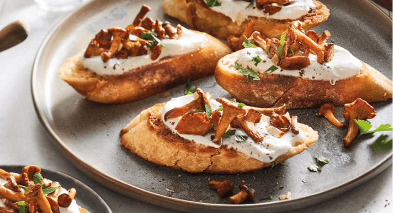 Pfifferling-Crostini mit Skyr, Ciabatta und Zitronen