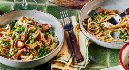 Vegane Pasta mit Pfifferlingen, Petersilie und Erbsen