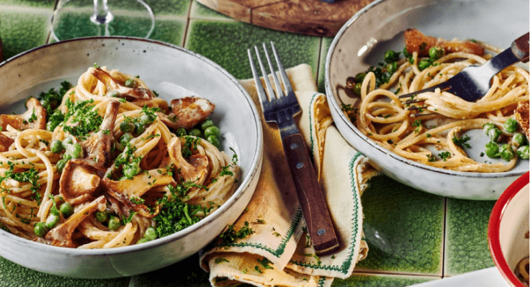 Vegane Pasta mit Pfifferlingen, Petersilie und Erbsen