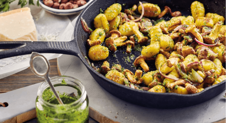 Pfifferlingpfanne mit gebratenen Gnocchi, Zwiebeln und Pesto