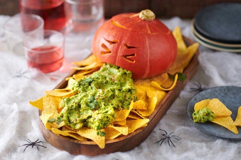 Dein Halloween-Kürbis leuchtet, doch wohin mit dem Fruchtfleisch? Wir haben die passenden Rezepte, mit denen du von der Schale bis zum Kern alles verbrauchst.