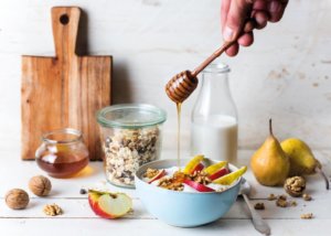 Schale mit Müsli und Obst