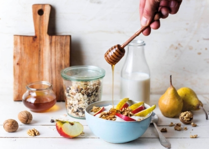 Schale mit Müsli und Obst