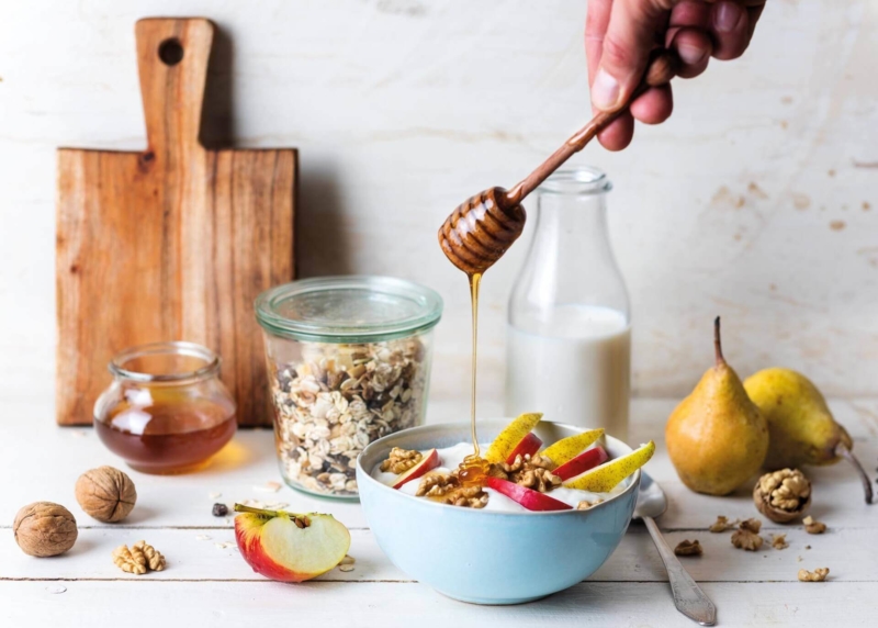 Schale mit Müsli und Obst