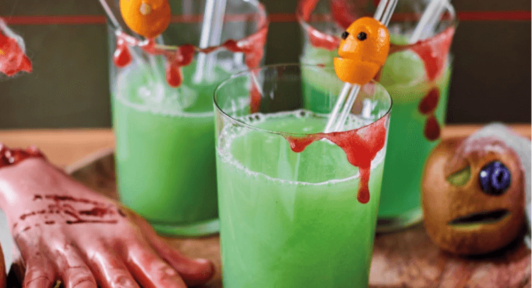 Hexencocktail mit Kiwi, Minze und Erdbeerkonfitüre