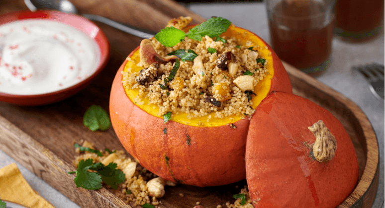 Orientalisch gefüllter Hokkaidokürbis mit Sojaghurt, Pflaumen und Couscous