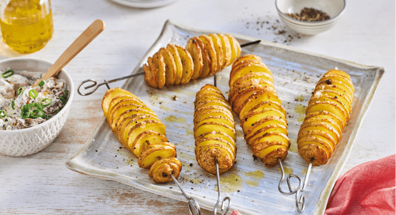 Fächerkartoffeln mit Orangendip und lauwarmem Fenchel-Walnuss-Salat
