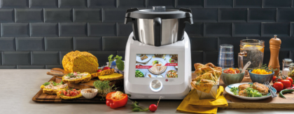 Tischplatte mit Speisen und Monsieur Cuisine