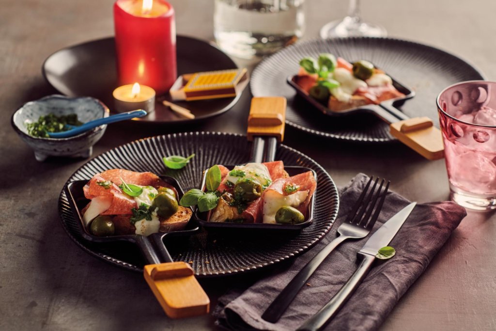 Gedeckter Tisch mit Raclettepfännchen
