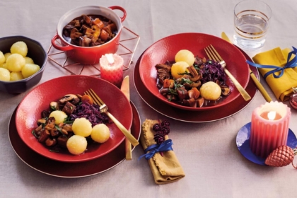 Weihnachtlich gedeckter Tisch mit veganer Speise