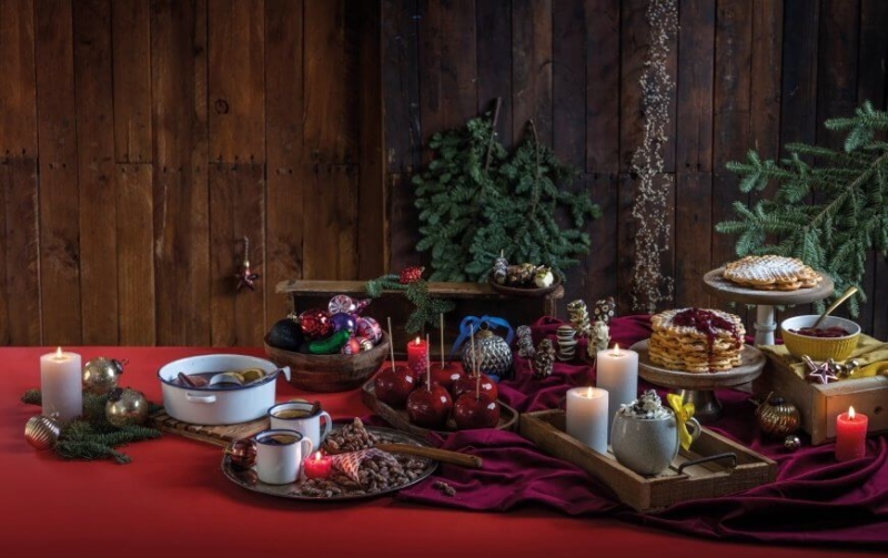 Ein weihnachtlich gedeckter Tisch mit Desserts