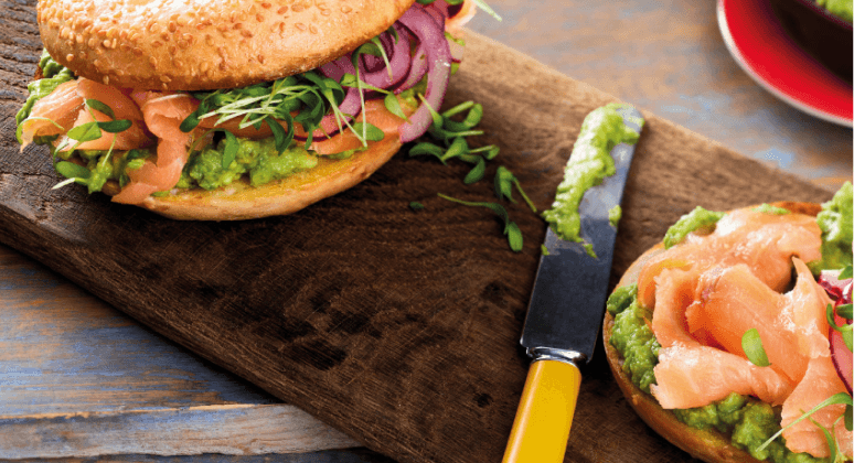 Lachs-Bagel mit Avocado