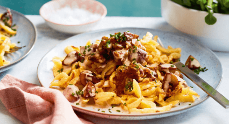 Spätzle in Rahm-Champignons mit geschmorten Zwiebeln und Salat