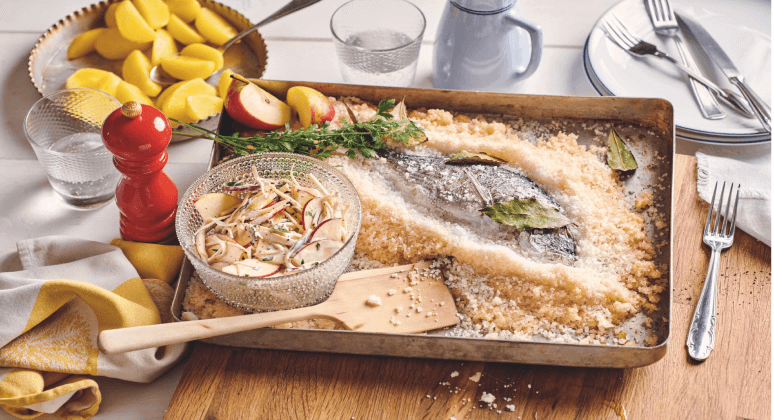 Dorade in Salzkruste mit Apfel-Sellerie-Salat auf Backblech
