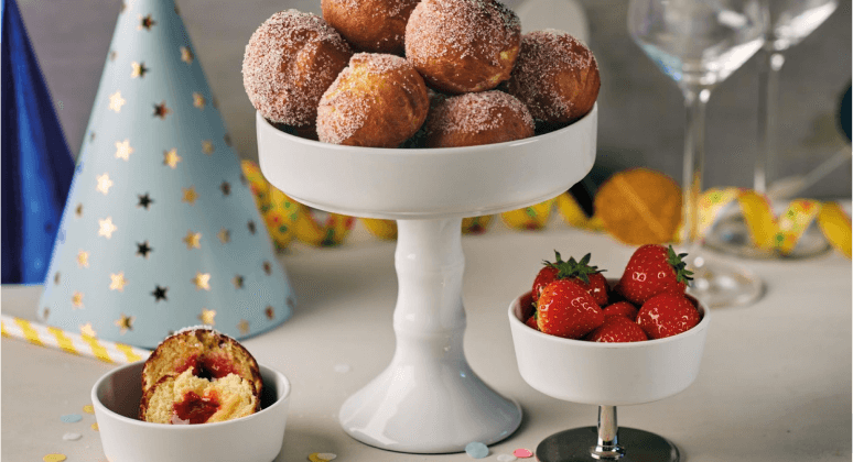 Mini-Berliner in Schale mit Fuß mit Erdbeeren