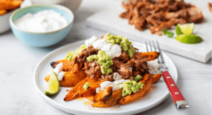 Pulled Pork mit Süßkartoffelwedges, Avocado und Sour Cream