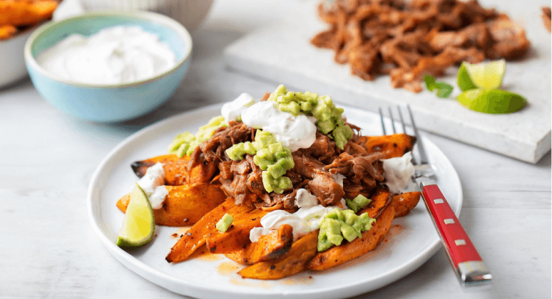 Pulled Pork mit Süßkartoffelwedges, Avocado und Sour Cream