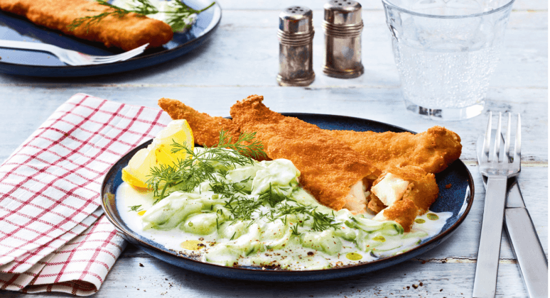 Fisch mit Pannade und frischem Gurkensalat und Zitronenspalte