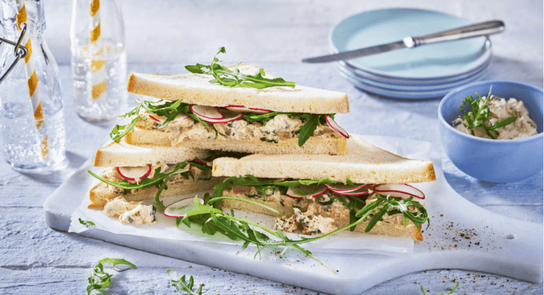 Thunfisch Sandwiches auf Schneidebrett