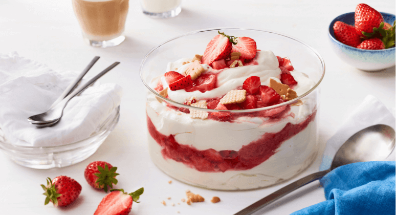 Quarkcreme mit Erdbeeren und Rhabarber