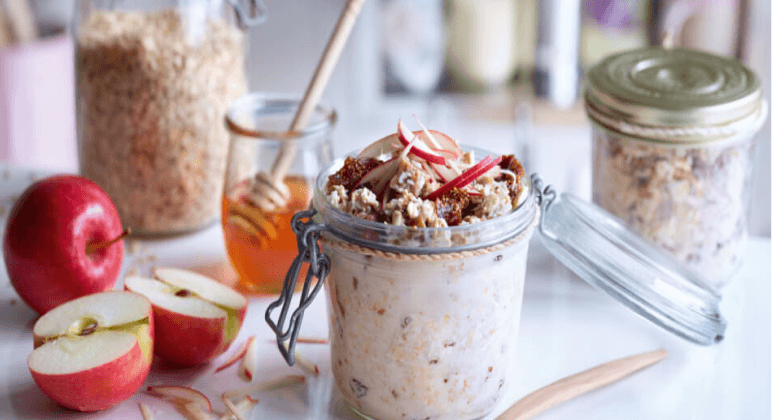 Bircher Müsli mit Apfelscheiben und Honig