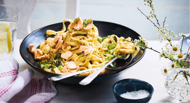Tagliatelle in Sahnesoße mit Lachs und Frühlingszwiebeln