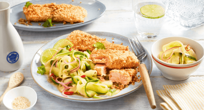 Sesam-Lachs mit asiatischem Gurkensalat auf Teller mit Gabel