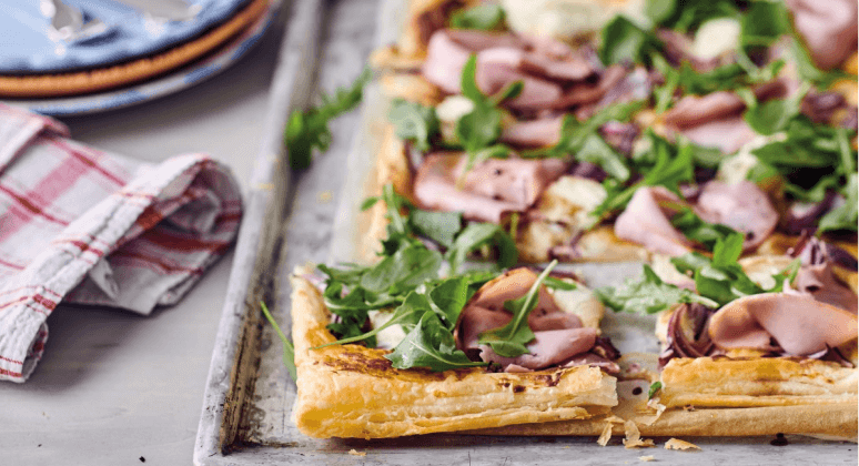 Blätterteig-Flammkuchen mit Schinken und Rucola auf Blech