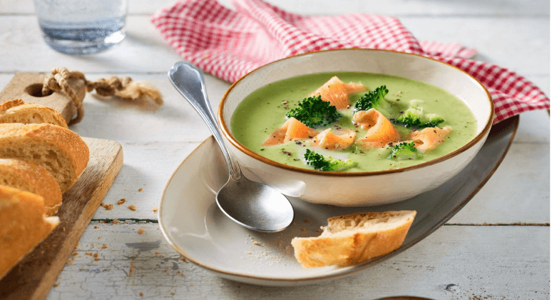 Brokkolicremesuppe mit Lachsstreifen