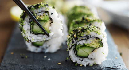 Veganes Sushi mit Gurke, Avocado und Grünkohl