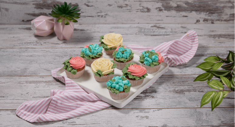 Blumen-Cupcakes auf Servierplatte zum Muttertag