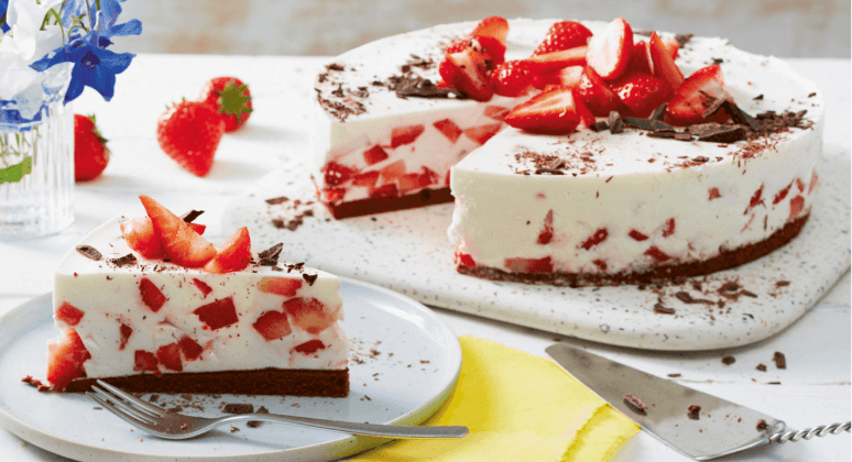 Erdbeer-Quark-Torte mit Schokoboden auf Teller