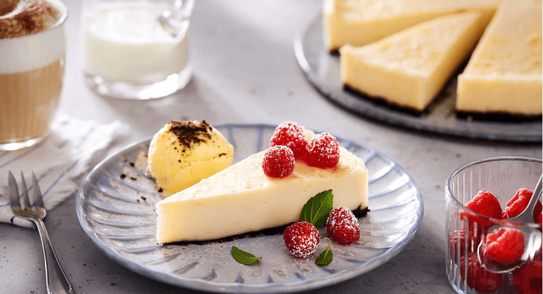 Veganer New York Style Frischcreme-Kuchen mit Beeren und Vanilleeis