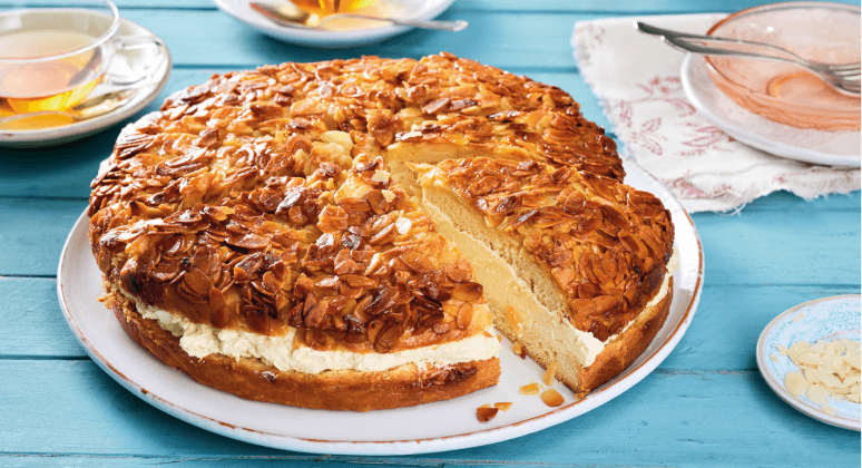 Veganer Bienenstich auf Teller