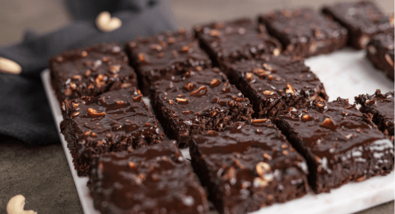 Vegane Brownies auf Servierplatte