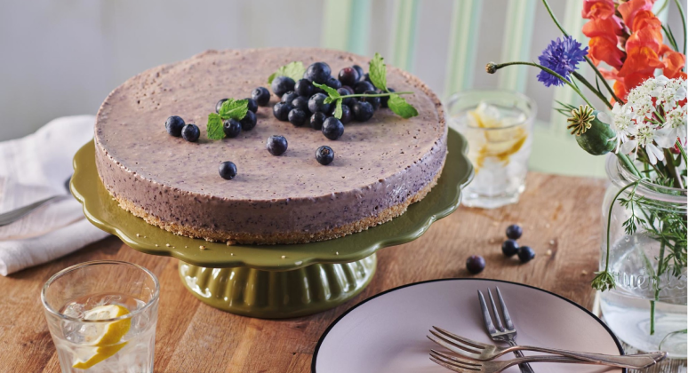 Einfache Heidelbeer-Tarte auf Etagere mit Beeren Topping