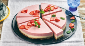 Erdbeerkuchen ohne Backen mit Keksboden auf Servierteller