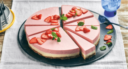 Erdbeerkuchen ohne Backen mit Keksboden auf Servierteller
