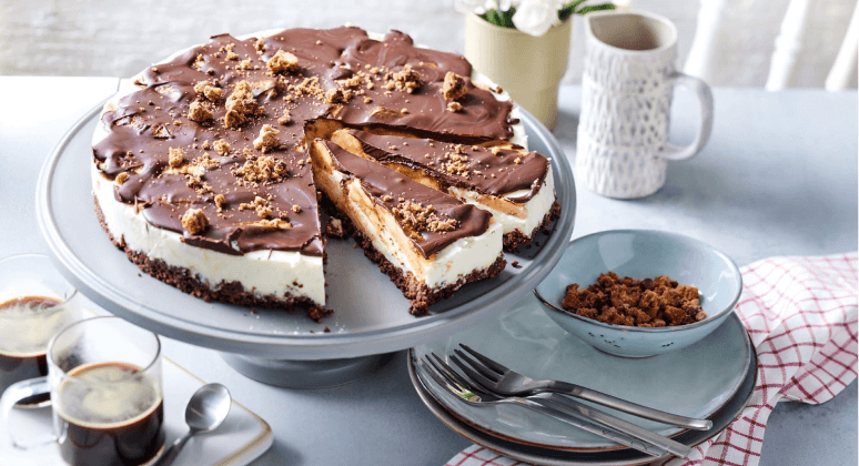 Banana-Split-Torte mit Crumble und Schokoglasur