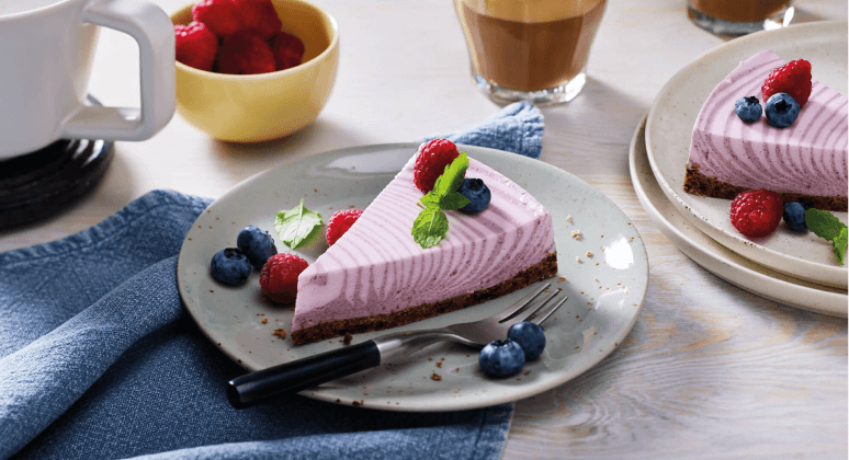 No-Bake-Zebrakuchen mit Heidelbeeren und Himbeeren Topping