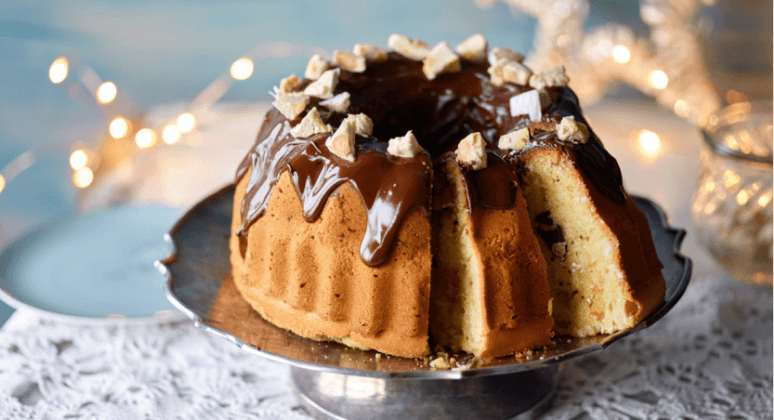 Schoko-Nougat-Gugelhupf mit schöner Dekoration