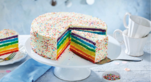 geschichtete Regenbogentorte mit Streuseln