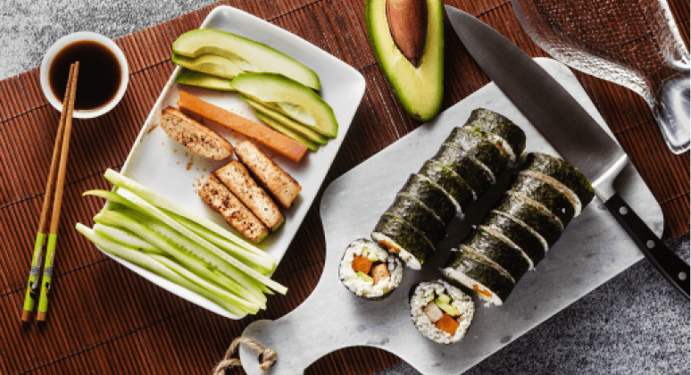 Vegane Sushi Röllchen mit Avocado, Karotte, Gurke und Tofu