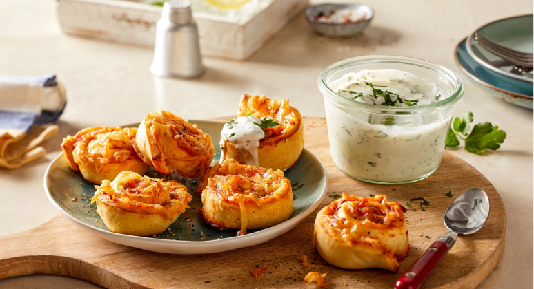 Vegane Pizzaschnecken mit frischem Sojaghurt-Dip