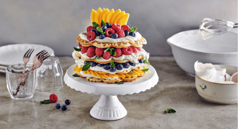Waffeltorte mit Himbeeren, Heidelbeeren und Mango