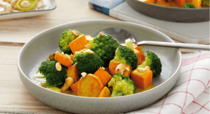 Süßkartoffel-Brokkoli-Curry mit Cashews und Kokonussmilch