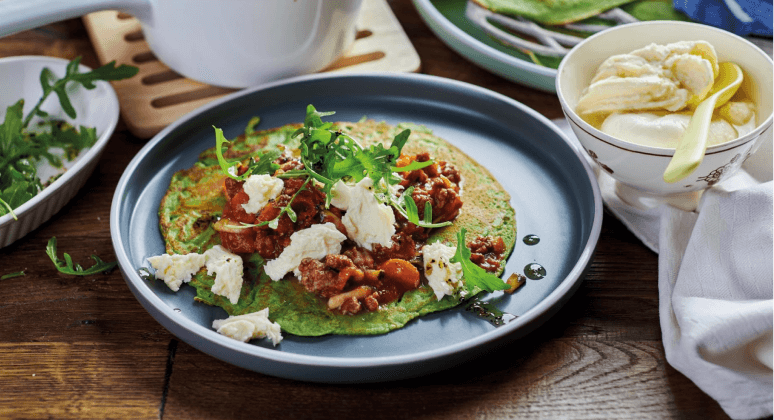 Rucola-Pfannkuchen mit Hackfleisch und Mozzarella
