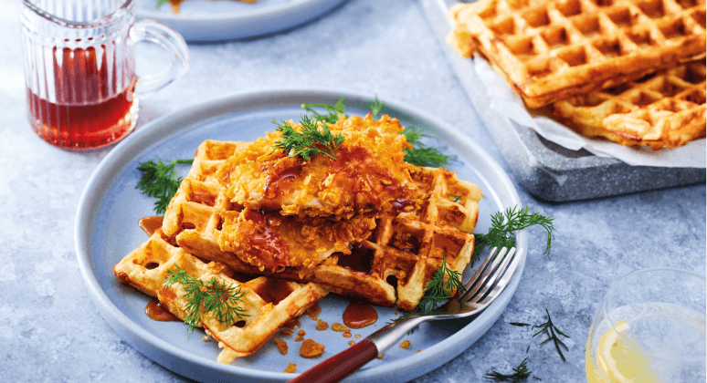 Crispy Chicken mit Käse Waffel und Chilisirup