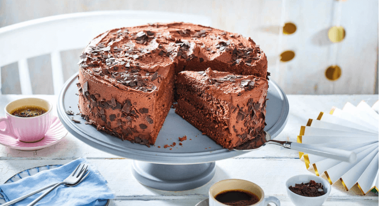 Schokoladentorte mit Sahne, Schokostreuseln und Zuckerperlen